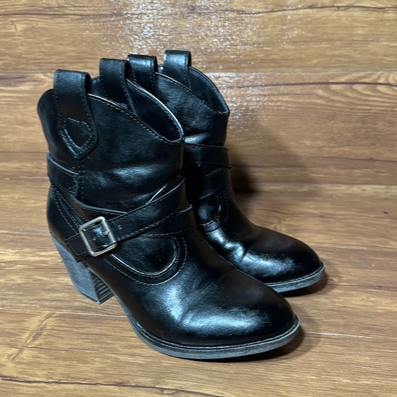 Rocket Dog Unleashed Women 7.5 Black Heel Pull On Strap Around Ankle Boots - Picture 2 of 10